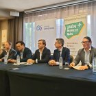 Representantes de Jaén Merece Más y el PP anunciando el pacto para gobernar en Jaén.
