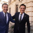 El presidente de la Junta e Andalucía y del PP-A, Juanma Moreno, junto al alcalde de Jaén, Agustín González.
