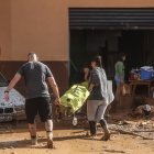 Varias personas limpian los destrozos tras el paso de la DANA en el barrio de la Torre tras el paso de la DANA, a 31 de octubre de 2024