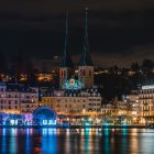 Lucerna reflejada en el río Reuss. Al fondo, su Catedral, la Iglesia de San Leodegar.