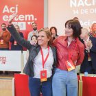 La delegada del Gobierno en la Comunidad Valenciana, Pilar Bernabé, y la secretaria general del PSPV-PSOE y ministra de Ciencia, Innovación y Universidades, Diana Morant (
