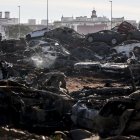 Los restos del incendio de la campa de residuos y vehículos de la DANA