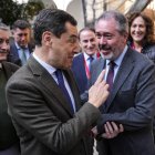 El presidente de la Junta de Andalucía, Juanma Moreno, saluda al líder del PSOE-A, Juan Espadas, al inicio del pleno en el Parlamento.
