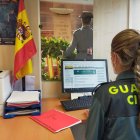 Una agente de la Guardia Civil investiga en un ordenador