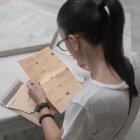 Una mujer votando por correo las elecciones del 23J un día antes de que se acabe el plazo