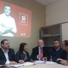José Luis Abalos, Adriana Lastra, José Félix Tezanos, Santos Cerdán y Alfonso Gómez de Celis, bajo uina fotografía de Pedro Sánchez, en 2017. 


El equipo de Pedro Sánchez se prepara para la campaña
17/4/2017