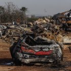 Los restos del incendio de la campa de residuos y vehículos de la DANA en Catarroja