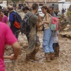 Varias personas limpian los estragos ocasionados por la dana de noviembre.