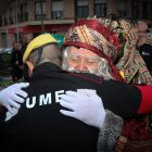 Un agente de la UME se abraza al Rey Mago en Torrent.