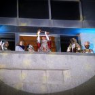 La alcaldesa Amparo y los Reyes Magos en el balcón del Ayuntamiento de Torrent