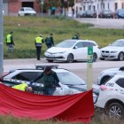La Guardia Civil en el lugar donde se encuentra el cadáver de un menor apuñalado junto al instituto de Gerena, Sevilla.