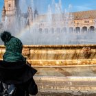 Personas abrigadas por los alrededores de la Plaza de España en Sevilla.