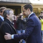 El presidente de la Junta de Andalucía, Juanma Moreno, saluda al alcalde de Jaén, Julio Millán (PSOE).