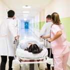 Paciente siendo hospitalizado