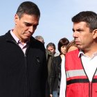 Pedro Sánchez y Carlos Mazón en la única visita del presidente tras la dana en Valencia