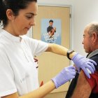 Personal sanitario vacunando a un paciente de riesgo
