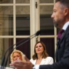 La alcaldesa de València, María José Catalá, observa al portavoz de Vox, Juanma Badenas.