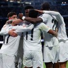 Los futbolistas del Real Madrid celebran un gol.
