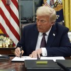 Donald Trump firma sus primeros decretos
