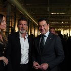 El presidente de la Junta de Andalucía, Juanma Moreno, con el actor Antonio Banderas y su pareja en la presentación de la campaña turística en Madrid.