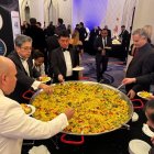 Comensales comiendo de la "paella" de la posesión de Trump