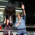 El presidente del Gobierno de España y secretario general del PSOE, Pedro Sánchez, celebra en las puertas de Ferraz.