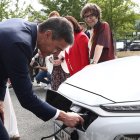 Pedro Sánchez con un coche eléctrico