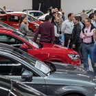 Compradores mirando coches de segunda mano