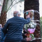 El abuelo de Marta del Castillo, José Antonio Casanueva, le da un beso a la foto de su nieta, Marta del Castillo. A 24 de enero de 2025, en Sevilla (Andalucía, España). El abuelo de Marta del Castillo, José Antonio Casanueva, ha convocado en los aledaños de los juzgados del Prado de San Sebastián, una concentración y una ofrenda floral con motivo de los 16 años del asesinato de su nieta, Marta del Castilllo.

Rocío Ruz / Europa Press
24/1/2025