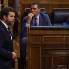 Iván Espinosa de los Monteros pasa por delante de Pedro Sánchez en el Congreso.