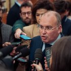 El portavoz del PP en el Congreso, Miguel Tellado, responde a preguntas de los medios antes de un pleno.