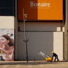 Un trabajador en el centro comercial Bonaire
