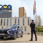 Agente de la Policía Nacional junto a un vehículo. Imagen de archivo