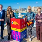 Mirian Cano, consellera de Turismo, junto a Melody, ganadora del festival