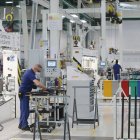 (Foto de ARCHIVO)
Operario de  Airbus trabajando en la nueva línea de producción. A 18 de diciembre de 2024, en Cádiz, Andalucía (España).El director de la planta de Airbus en El Puerto de Santa María, Jesús López Medina, informa sobre la incorporación de una nueva línea de producción para la familia A320 durante una visita a las instalaciones. Este avance refuerza el compromiso de la compañía con la innovación y el desarrollo industrial en Cádiz.

Javier Sánchez / Europa Press
18/12/2024