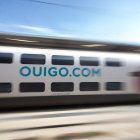 Archivo - Un tren de Ouigo en la estación de Chamartín-Clara Campoamor.