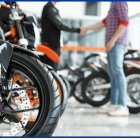 Archivo - Imagen de un concesionario de motos.