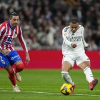 Giménez y Mbappé, en el derbi Real Madrid - Atlético.