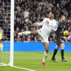 Jude Bellingham golpea el poste en el derbi Real Madrid - Atlético.