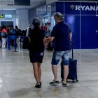 Pasajeros de Ryanai en el aeropuerto con equipaje.