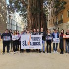 Representantes de Compromís con pancartas contra la consulta de la lengua base en centros educativos