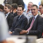 El presidente del Gobierno, Pedro Sánchez, y el de la Junta de Andalucía, Juanma  Moreno durante un acto el año pasado en Huelva.