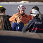 La delegada del Gobierno, Pilar Bernabé, habla con un bombero en Benetússer