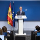 El presidente del PP, Alberto Núñez Feijóo, durante una rueda de prensa, en la sede del partido, a 24 de febrero de 2025, en Madrid (España). 