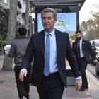 El presidente del Partido Popular, Alberto Núñez Feijóo, llega al foro ‘Nuevos retos, nuevas respuestas’ este martes en Madrid.