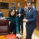 La presidenta de la Comunidad de Madrid, Isabel Díaz Ayuso, y el portavoz del PP en la Asamblea de Madrid, Carlos Díaz-Pache, durante un pleno en la Asamblea de Madrid.