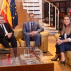 El secretario de Organización del Partido Socialista, Santos Cerdán y el presidente del Gobierno en funciones, Pedro Sánchez, reciben a la diputada de Junts, Miriam Nogueras.