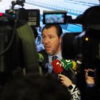 El ministro de Transportes, Óscar Puente, atiende a los medios de comunicación.