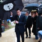 El presidente de la Junta de Andalucía, Juanma Moreno, asiste al pleno institucional del Parlamento andaluz con motivo del 28F.