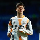 Arda Güler, calentando con el Real Madrid.